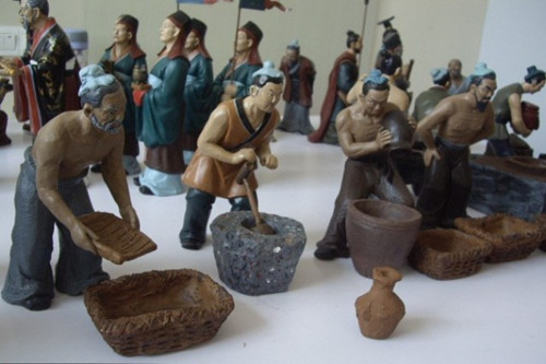 旅游景區中正在勞動(dòng)的古代人物道具模型