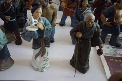 展覽館中的眾多人物道具模型圖片