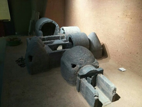 半剖式的全貌陵墓遺址復原模型