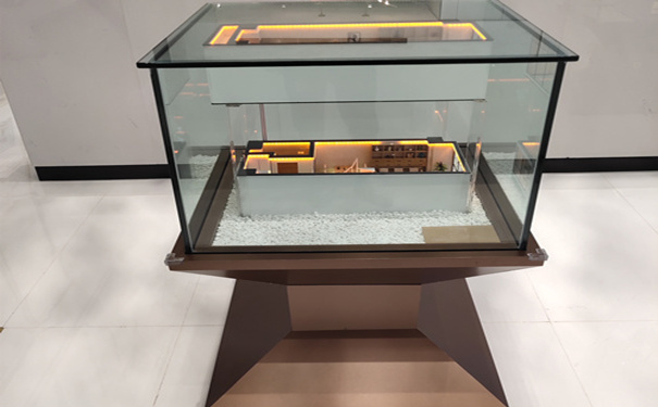 擺放兩個(gè)模型的單體樓盤(pán)戶(hù)型沙盤(pán)模型