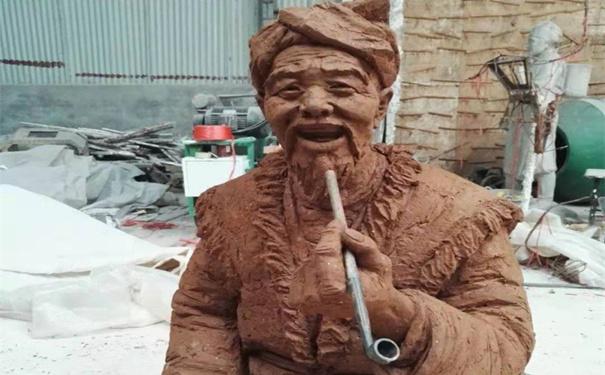 未著(zhù)色的抽旱煙西北農民泥塑模型上半身局部照片
